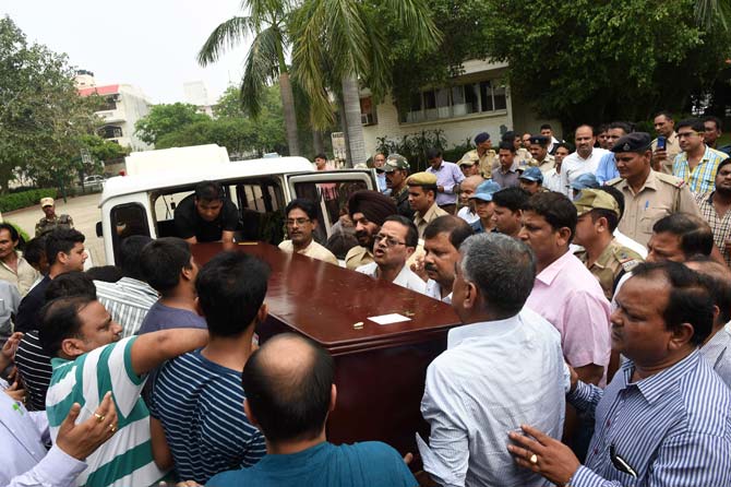 Tarishi's father, who runs a garment business in Bangladesh for the last 15-20 years, has a flat in Sector 32 of Gurgaon.