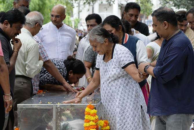 Indira Lankesh (C), mother of Indian journalist Gauri Lankesh, grieves over her body at the Ravindra Kalakshetra cultural centre in Bangalore on September 6, 2017