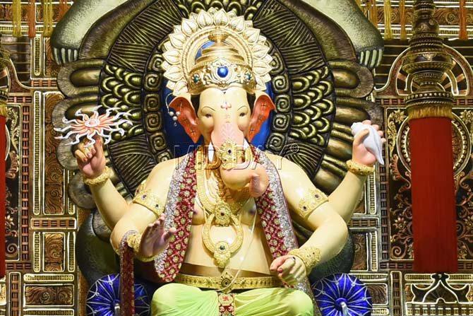 There are two queues for taking blessings of the Lalbaugcha Raja - Navsachi Line and Mukh Darshanachi Line
