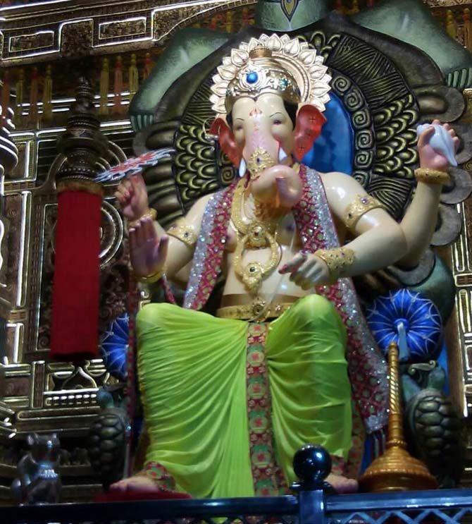 The same will be further followed by Pratishthapana Puja. Post the Puja, Lalbaugcha Raja 2017 darshan will be opened to all the devotees from early morning 6.00 am onwards. The evening aarti will take place at 08.30 pm