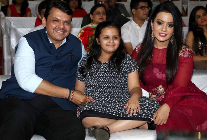Married to the Chief Minister of Maharashtra Devendra Fadavis, Amruta Fadnavis is a woman of many talents. Apart from being a trained classical singer and a banker, Amruta is also a social activist. The couple who got married in the year 2005 have an adorable daughter, Divija