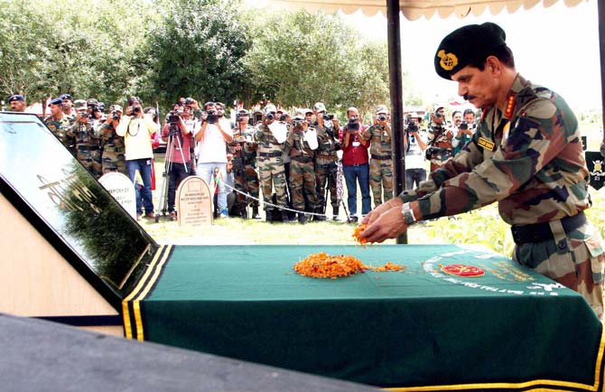 Chief of Army Staff, General Dalbir Singh paying homage to the martyrs of OP VIJAY at the historic Kargil War Memorial, at Drass