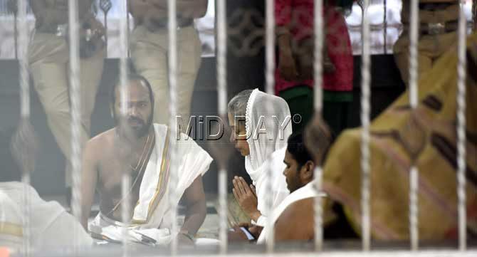 Indrani Mukherjea performs her father's last rituals at Mulund's Brahman Samaj Seva Samiti. Pic/SAMEER MARKANDE  
