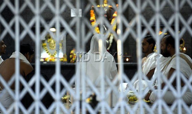  Indrani Mukherjea performs the post-death rituals of her father in Mulund, Mumbai on Tuesday. Pic/SAMEER MARKANDE
