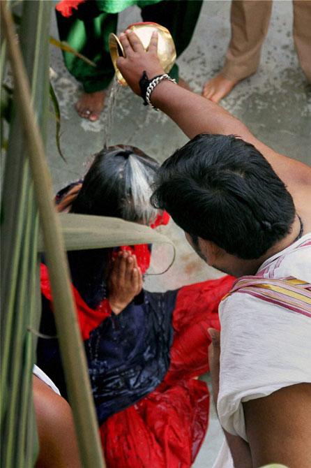 Indrani Mukherjea performs the post-death rituals of her father in Mulund, Mumbai on Tuesday. Pic/PTI