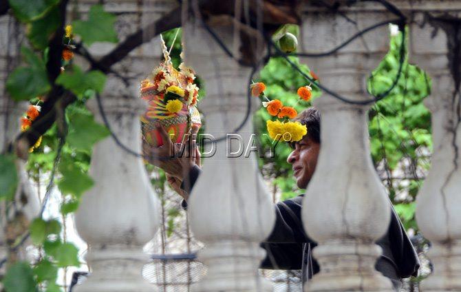 Shah Rukh Khan breaks Dahi Handi at his residence Mannat in Mumbai. Pic/Satej Shinde