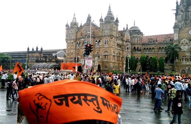 Since midnight, 50,000 men in khaki have been deployed at strategic locations across the city. All leave has been cancelled and every cop in the force, right from constable to police commissioner, will be out on duty today (Pic/Yogesh Chavan)