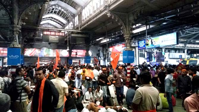 Volunteers distributing food packets to rally participants during the Maratha Kranti Morcha in Mumbai (Pic/Yogesh Chavan)
