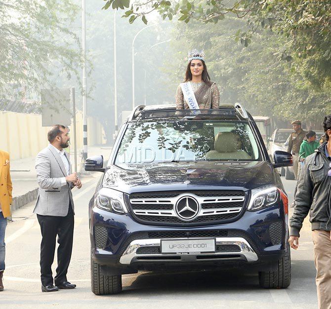 One day after leading a roadshow in Mumbai, newly crowned Miss World, Manushi Chhillar held a mega road show in the national capital on Sunday morning. All pictures/Yogen Shah