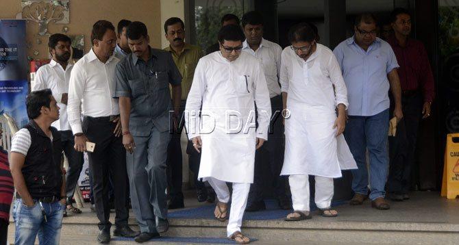 Both Thakeray and Khopkar were dressed in white kurta-pyjama
