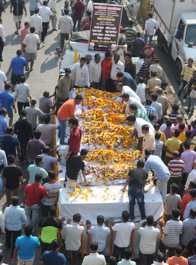 It was the heartbroken relatives who were inconsolable and were weeping for their great loss as the bodies was brought to the Parsiwada Smashan Bhoomi at around 10 pm. 