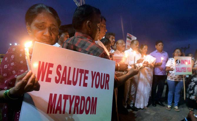 Children of schools, Mumbai citizens across in the country paid homage to the 18 soldiers who were martyred in a fidayeen attack on an army camp in Uri. Pic/PTI Children of schools, Mumbai citizens across in the country paid homage to the 18 soldiers who were martyred in a fidayeen attack on an army camp in Uri. Pic/PTI