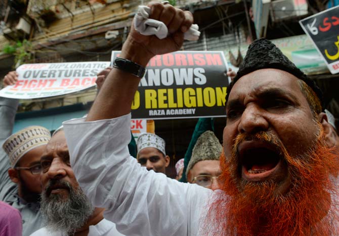 Indian Muslims shout anti-Pakistan slogans while protesting in Mumbai on September 20, 2016. Pic/AFP Indian Muslims shout anti-Pakistan slogans while protesting in Mumbai on September 20, 2016. Pic/AFP