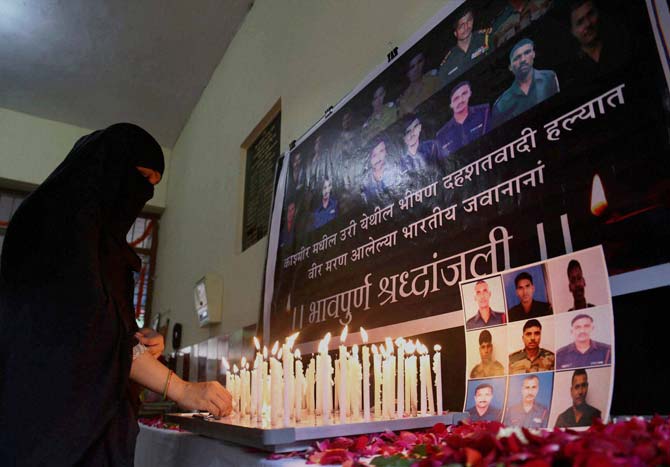 School students pay tributes to the Army soldiers who killed in the Uri terror attack, in Thane School students pay tributes to the Army soldiers who killed in the Uri terror attack, in Thane