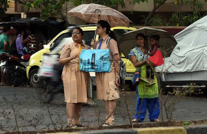 The Disaster Management Cell of BMC said that since the rainfall was merely 2-4mm, no accidents have taken place due to the same. Pic/Nimesh Dave 