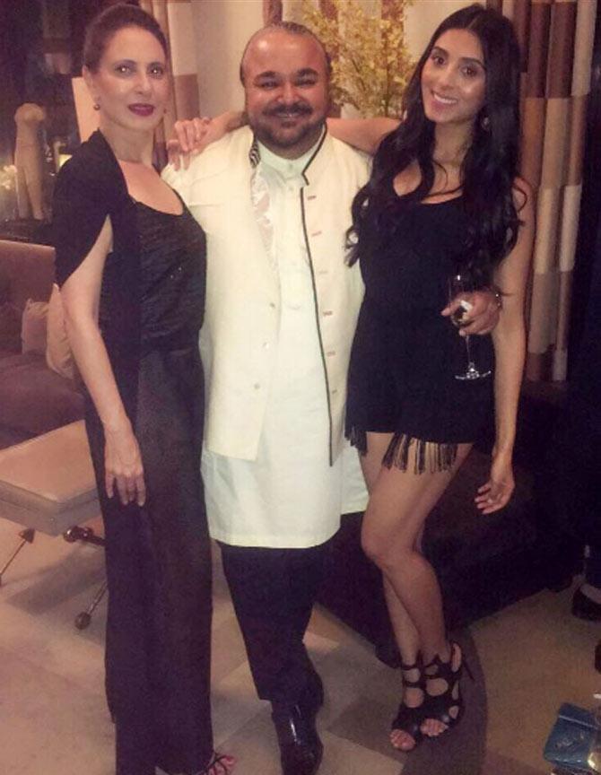 In pic: Pernia Qureshi with her mother and her fashion mentor 