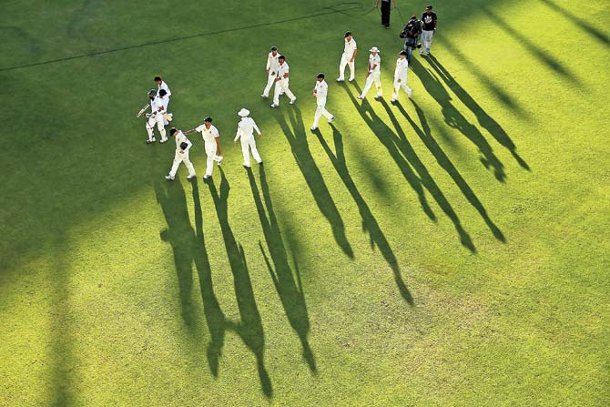 Australia and South Africa players leaving the field at the end of Day Three of the second Test at Port Elizabeth. PIC/ Morne de Klerk/Getty Images