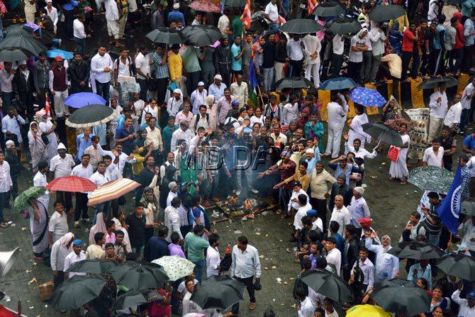 Ambedkarite groups and political parties at a protest rally in front of Chhatrapati Shivaji Terminus (CST) in Mumbai on Tuesday, against the demolition of the Ambedkar Bhavan. All pics/Shadab Khan Ambedkarite groups and political parties at a protest rally in front of Chhatrapati Shivaji Terminus (CST) in Mumbai on Tuesday, against the demolition of the Ambedkar Bhavan. All pics/Shadab Khan