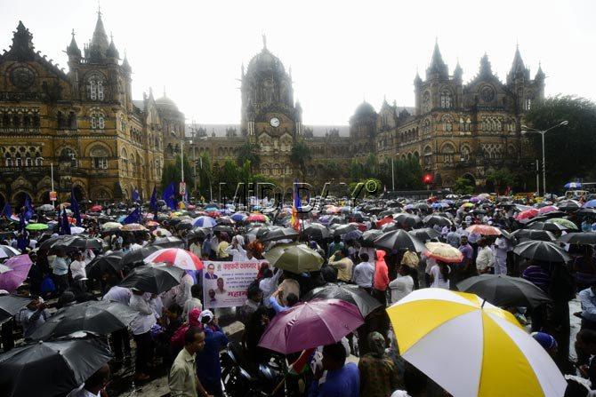 The protest began in the afternoon from Rani Bagh, Byculla (east) culminated at Azad Maidan. Police officials are stationed everywhere, trying to divert the traffic to and from Azad Maidan. The protest began in the afternoon from Rani Bagh, Byculla (east) culminated at Azad Maidan. Police officials are stationed everywhere, trying to divert the traffic to and from Azad Maidan.