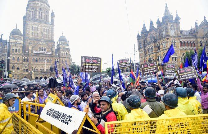 The protest began in the afternoon from Rani Bagh, Byculla (east) culminated at Azad Maidan. Police officials are stationed everywhere, trying to divert the traffic to and from Azad Maidan. The protest began in the afternoon from Rani Bagh, Byculla (east) culminated at Azad Maidan. Police officials are stationed everywhere, trying to divert the traffic to and from Azad Maidan.
