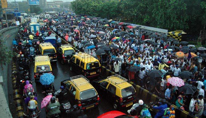 Traffic came to a standstill during those few hours Traffic came to a standstill during those few hours