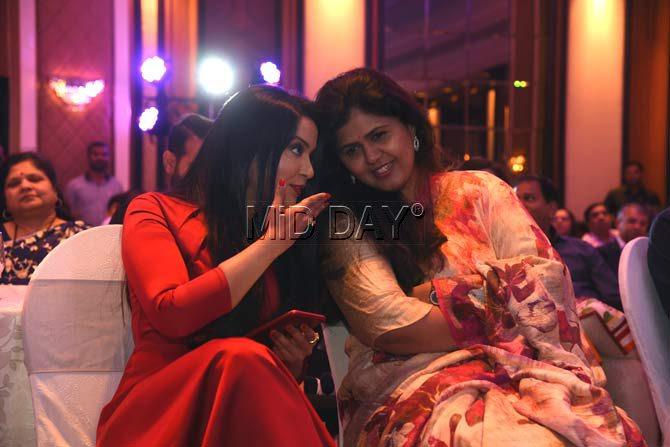 Amruta Fadnavis have something  to tell Pankaja Munde