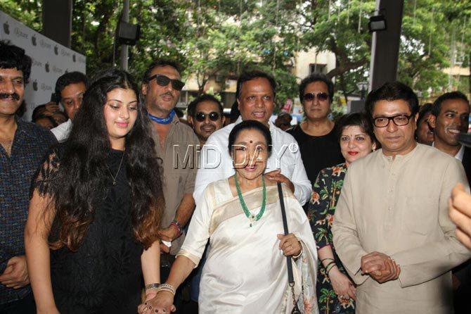 Zanai Bhonsle (in black) holding hands with Asha Bhonsle, Sharmila and Raj Thackeray, Jacie Shroff and Ashish Shelar