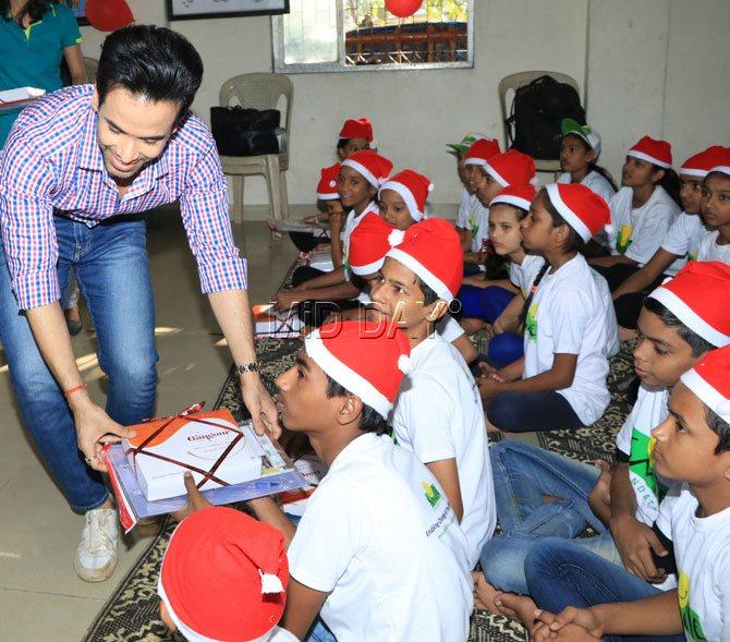 Tusshar Kapoor distributes food and gifts to the kids