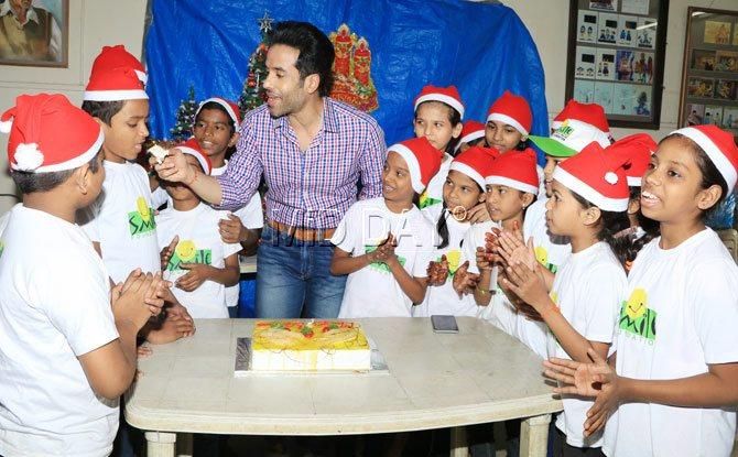 Tusshar Kapoor fed cakes to the kids