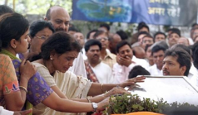 The death of her father was a huge loss to Poonam Mahajan. Pramod Mahajan was assassinated by his own younger brother for sheer jealousy. Poonam's uncle was subsequently arrested for the murder