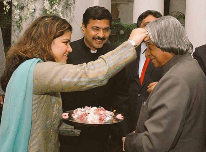 Poonam Mahajan is seen here sharing a moment with the late 'People's' President, Dr. A.P.J Abdul Kalam