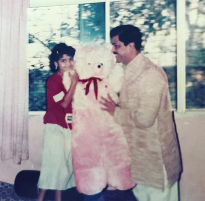 Poonam Mahajan had a special bond with her father Pramod Mahajan as well. Despite his busy schedule, Pramod Mahajan always took time out to bond with his daughter. Archived image of Poonam Mahajan with her father Pramod