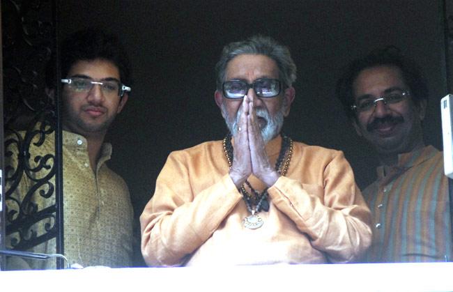 Bal Thackeray with Aaditya and Uddhav on his 86th birthday at Matoshree, Bandra