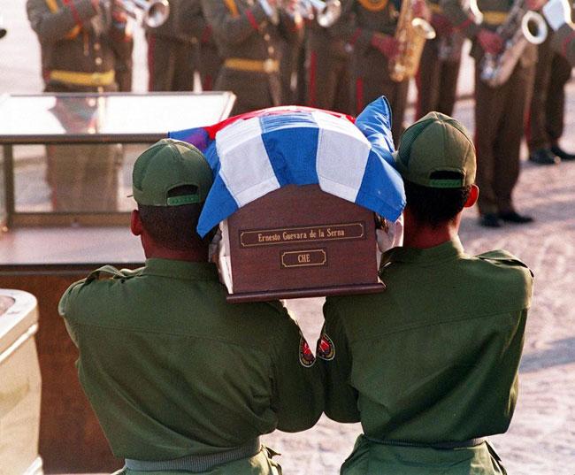 Cuban soldiers carry the coffin containing the remains of Cuban revolutionary Ernesto Che Guevara 14 October 1997 as the funeral cortege prepares to depart for the town of Santa Clara, 300 km east of the Cuban capital, where Che was burried in a new mausoleum complex along with six of his comrades killed with him by the Bolivian army in 1967. Guevara and his troops liberated Santa Clara in December 1958 from US-backed Fulgencio Batista's troops.