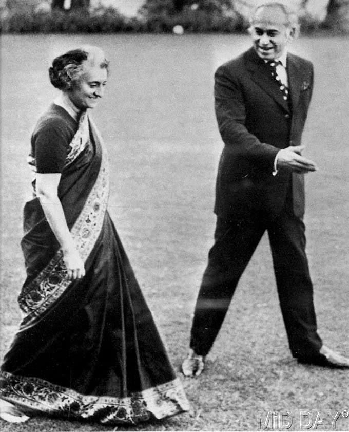 In this rare photo, Indira Gandhi is seen with Zulfikar Ali Bhutto, former Prime Minister of Pakistan.