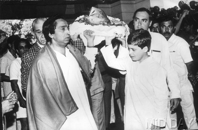 A young Rahul Gandhi (front) and Rajiv Gandhi carrying Indira Gandhi's body for cremation.