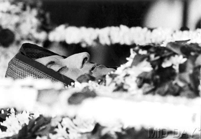The flower-draped body of Indira Gandhi after she was assassinated.