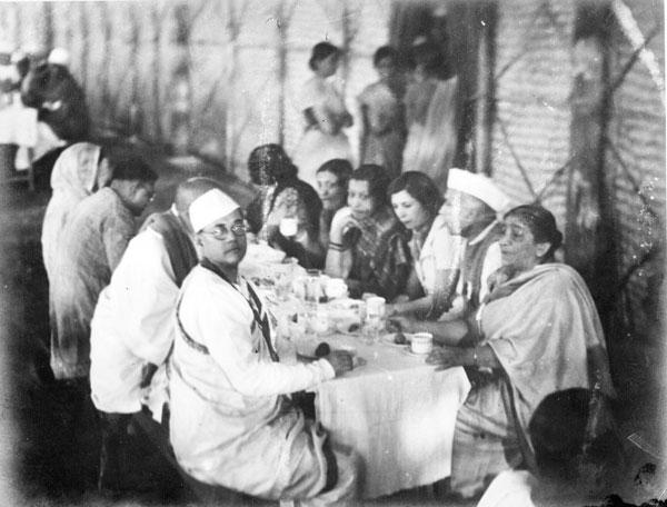 Netaji Subhas Chandra Bose in a rare image with Sarojini Naidu (R) and Pandit Jawaharlal Nehru (in cap)