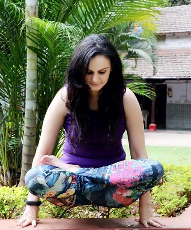 In addition, Rimi Sodhi conducts yoga retreats across the country. These retreats are held in serene locations and are meant to relax the mind and the body