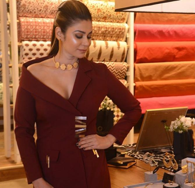 Like fashion and jewelley, Shaheen Abbas' home is also luxurious. Shaheen and Roshan Abbas have a 5,500 square feet penthouse which is decorated with splashes of colours, intricate furniture and accessories. Apart from the usual rooms, the house has an entertainment room, guest room, a bar and a large terrace area