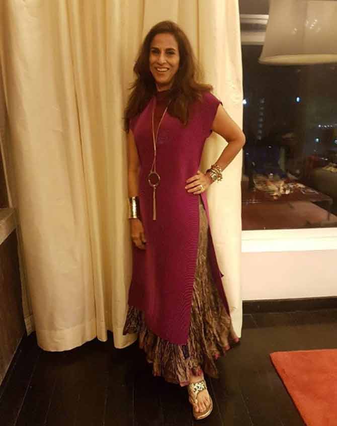 Shobhaa De completed her schooling from Queen Mary School, Mumbai and holds a degree in psychology from Mumbai's St. Xavier's College