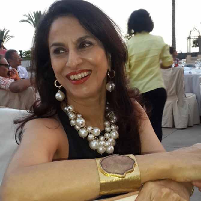 Shobhaa De often writes weekly columns in publications such as Times of India and The Asian Age to express her feelings on matters of politics and society. She also has a large social media following