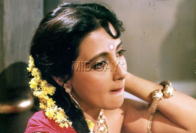 Moon Moon Sen was the talk of the town in the Bollywood in the 80s with her courageous and bold stances. However, she wasn't successful in the Hindi film industry. She did not appear in films after her movie 'Zakhmi Dil' which released in the year 1994. However in 2003, she returned with 'Kucch To Hai' which failed at the box-office