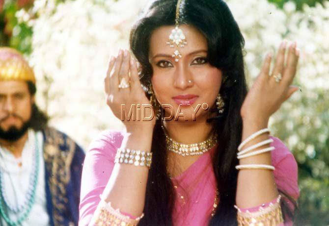 Moon Moon Sen, an alumnus of Loreto Convent, Shillong and Loreto House, Kolkata, graduated from Somerville College, Oxford where her classmate was cricketing legend-turned-Pakistan Prime Minister Imran Khan. She completed her Masters in Comparative Literature from Jadavpur University, and learned painting from Jamini Roy, considered one of India's greatest artists