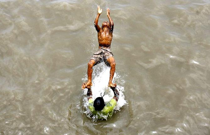 Children play in the waters of The Arabian Sea in Mumbai, 15 July 2007