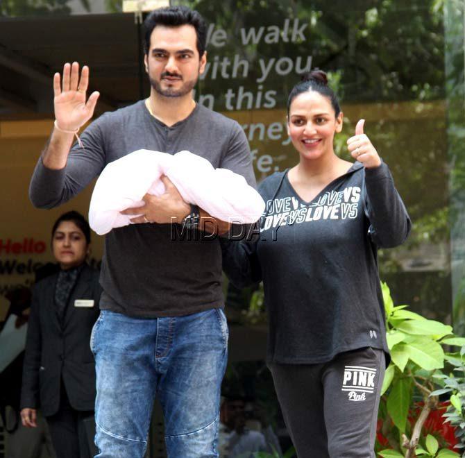 It was a normal delivery for Esha Deol. Grandparents Hema Malini and Dharmendra were present at the hospital during delivery, along with Bharat's entire family. The proud mother was seen along with her newborn, and husband Bharat Takhtani outside the Hinduja hospital. Pic/Yogen Shah