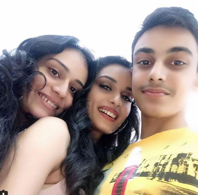 Manushi Chhilar has a sister and a younger brother. The siblings have interesting names. While the sister is called Dewangana Chhillar, the brother is named Dalmitra Chhillar.