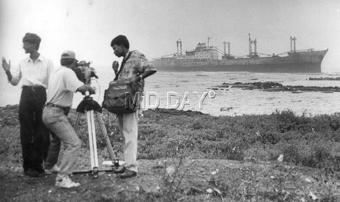 Another photo taken during 1996 shows a cameraman shooting the ship that was anchored near Bandstand. The iconic location witnessed huge transformation with time. Now the locality is a hub of glitzy restaurants, happening pubs, vibrant markets, and a number of corporate houses.