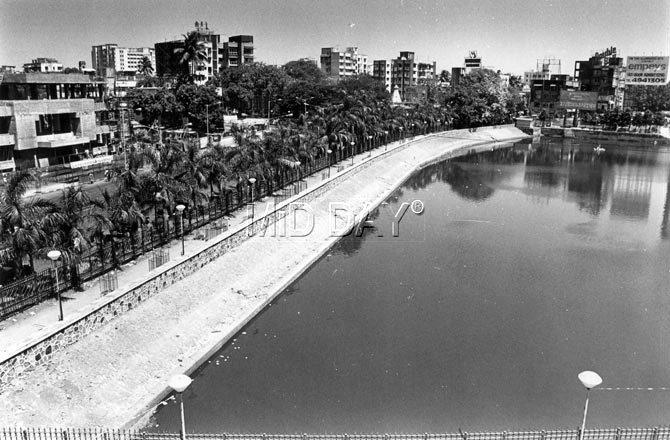 Bandra Talao, also known as Lotus Tank, is not only a prominent landmark of Mumbai but also a popular hangout area for Mumbaikars. The vintage photo shows how the tank and its surrounding area is beautifully restored and maintained since the past.