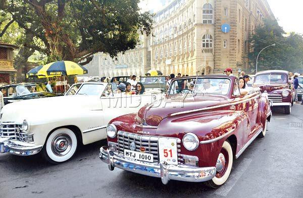 The old SoBo buildings in the background added to the aura of the event that was flagged off by Maharashtra CM Devendra Fadnavis at 9 am. Pics/Bipin Kokate